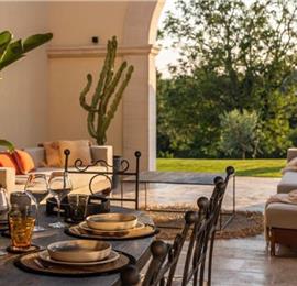  4 Bedroom Villa with Infinity Pool near Rovinj, Istria, Sleeps 8